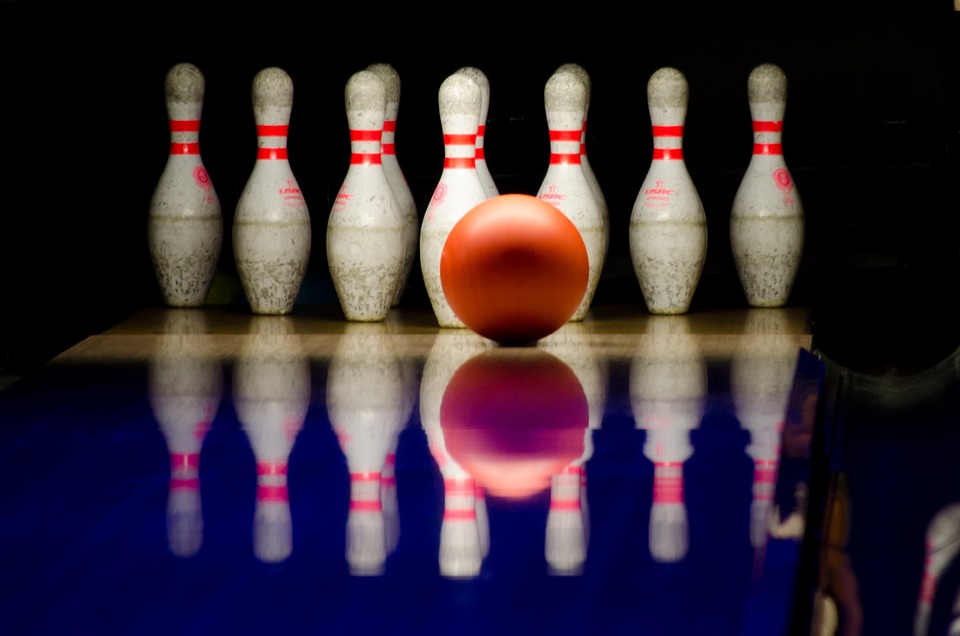 Hra na bowlingu